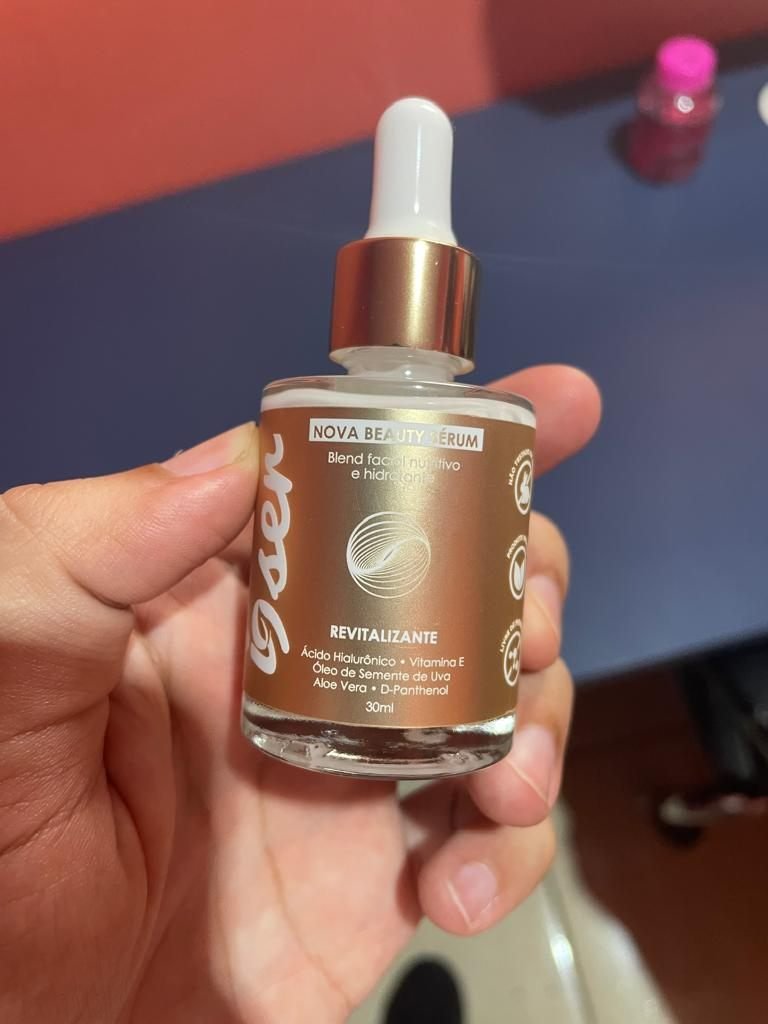 Cliente segurando o frasco do Nova Beauty Sérum